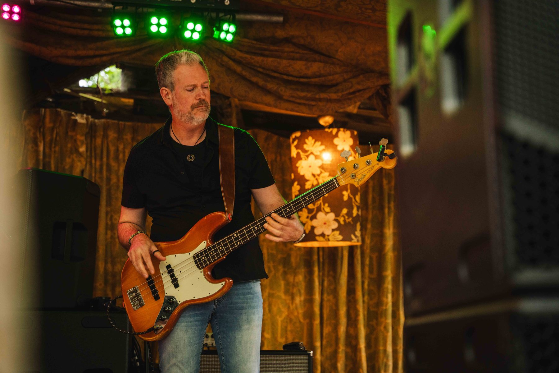 Gitarist in dramatisch groen licht