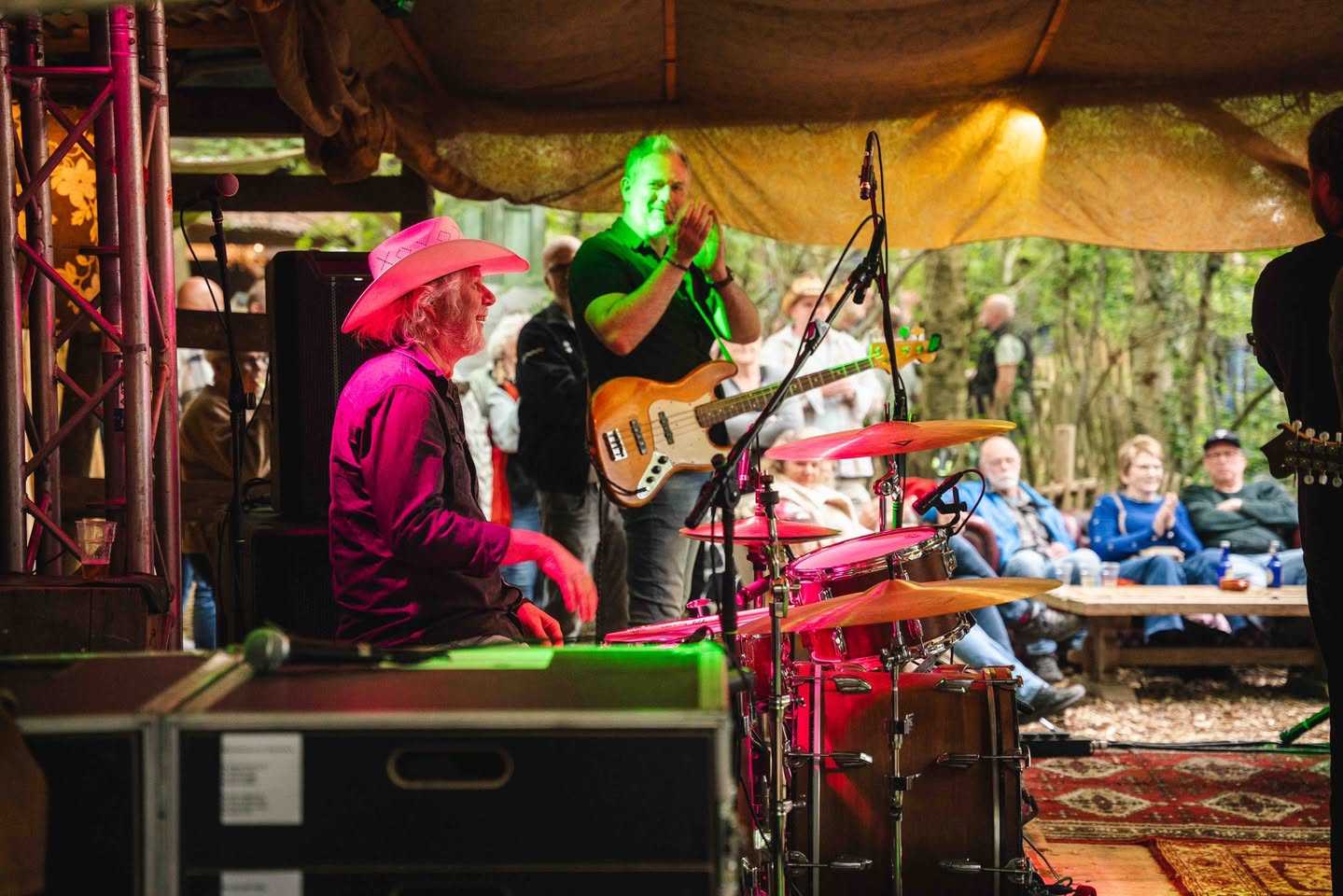 Band op het podium tussen de bomen