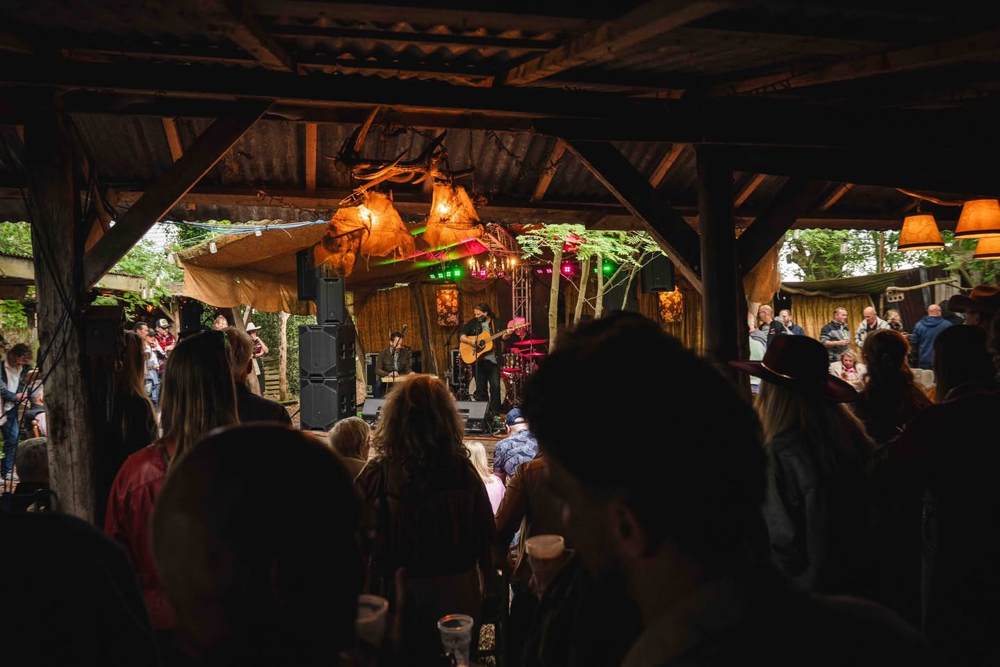 Publiek in de schuur bij het podium