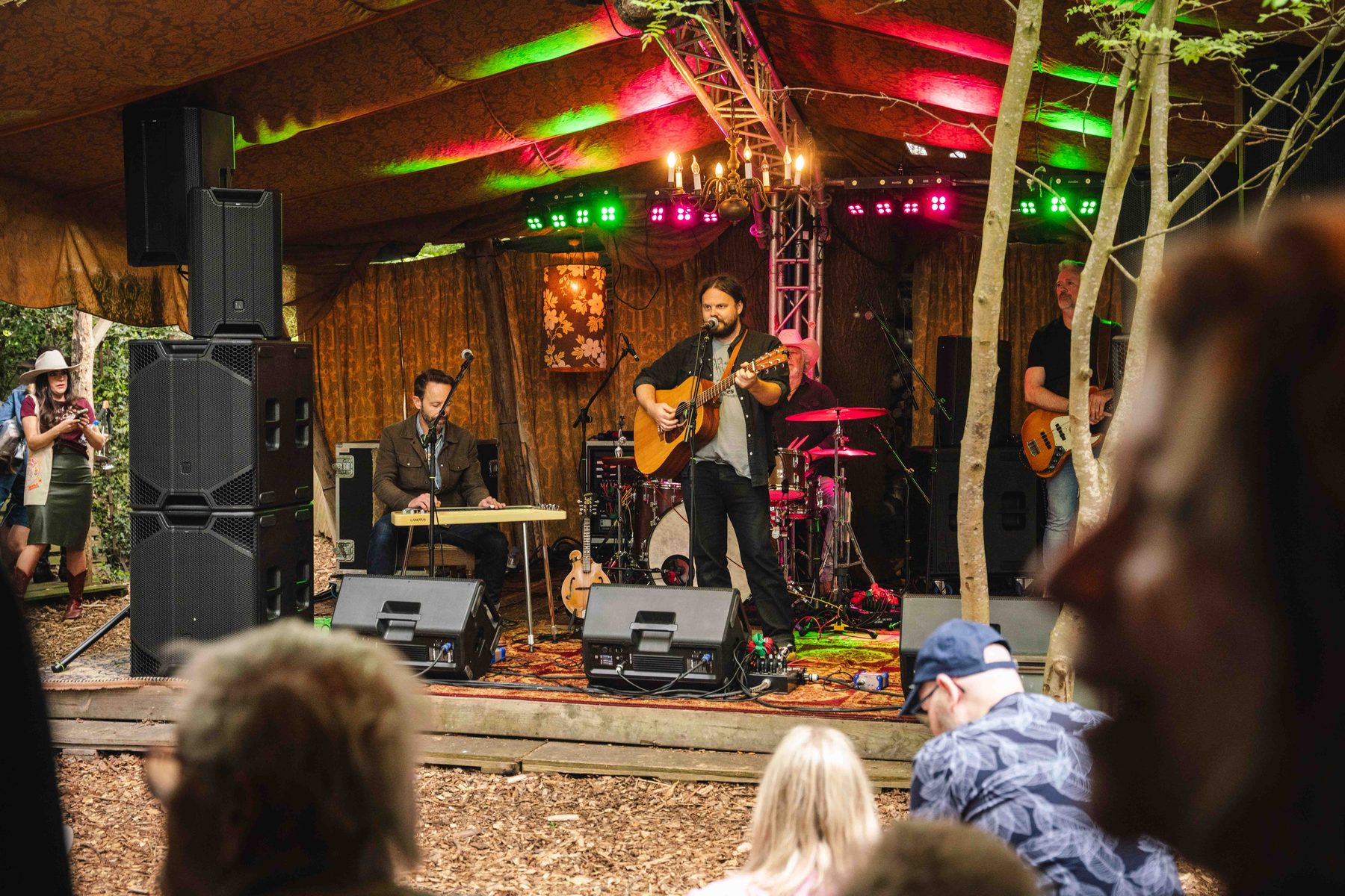 Band tussen de bomen op het hoofdpodium van Country in the Wood