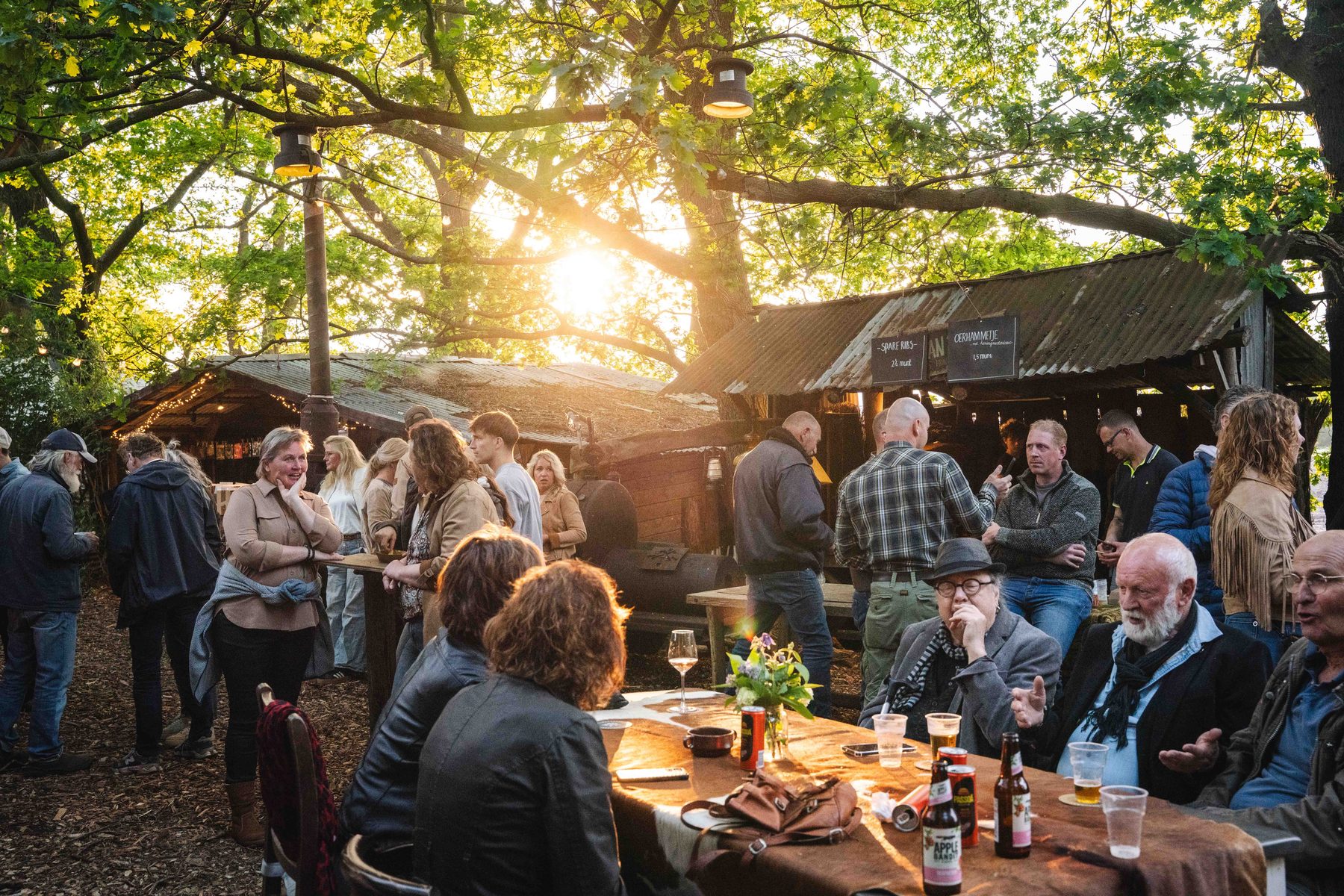 Publiek in het bos tijdens gouden uur
