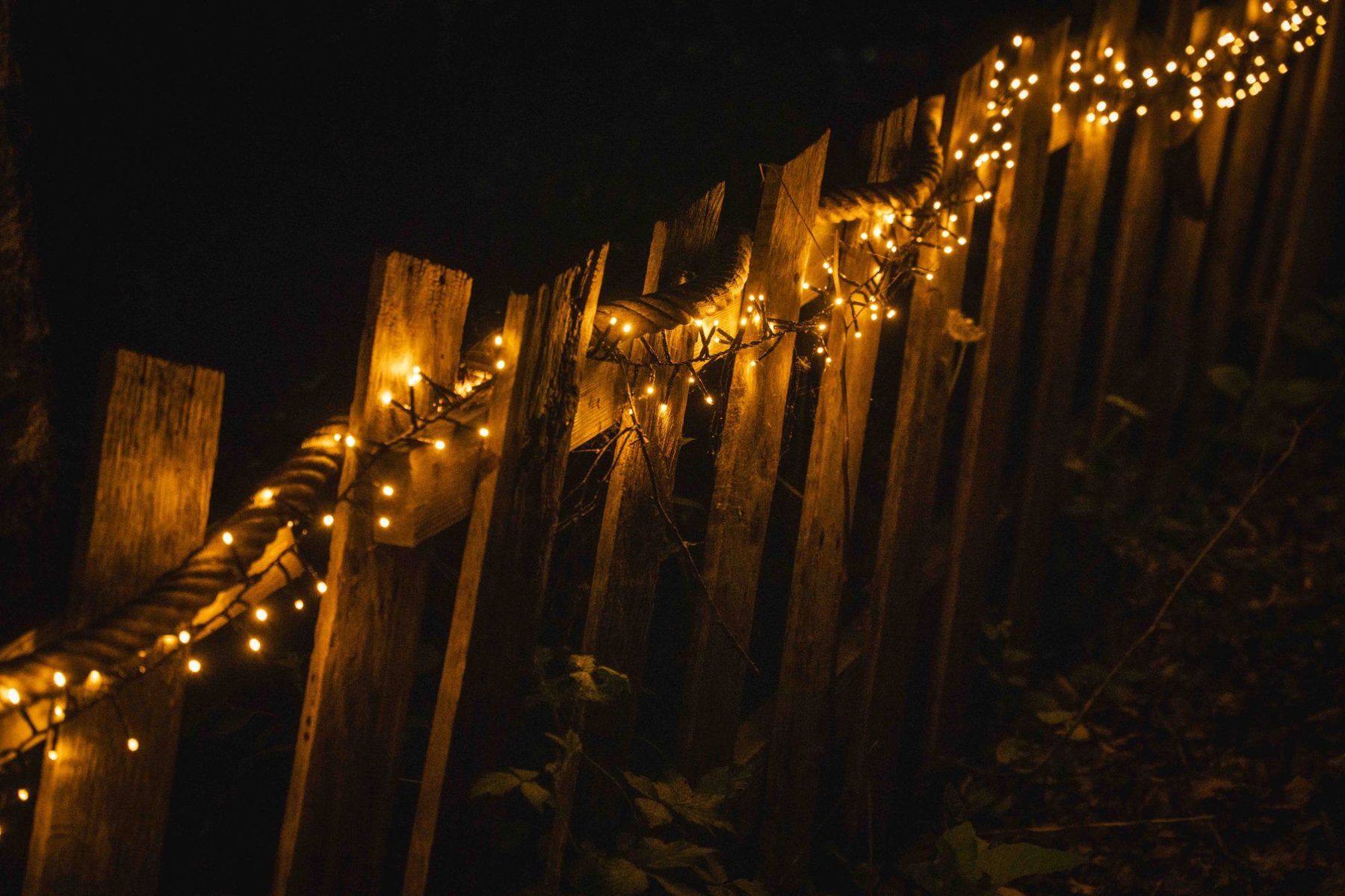 Lichtjes aan het hek bij avond